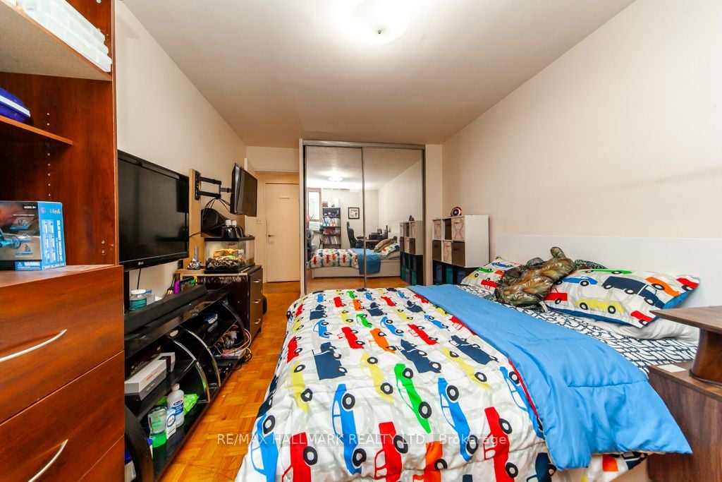 1 Massey Sq, #418