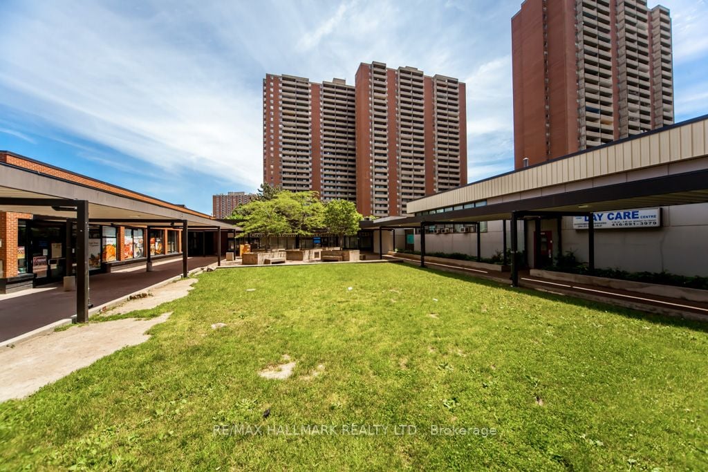 1 Massey Sq, #418