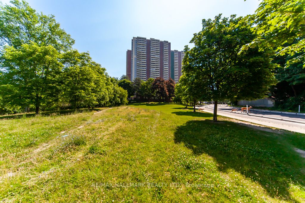 1 Massey Sq, #418