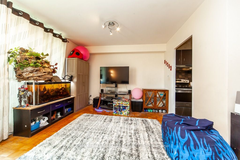 1 Massey Sq, #418
