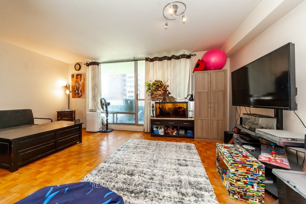 1 Massey Sq, #418