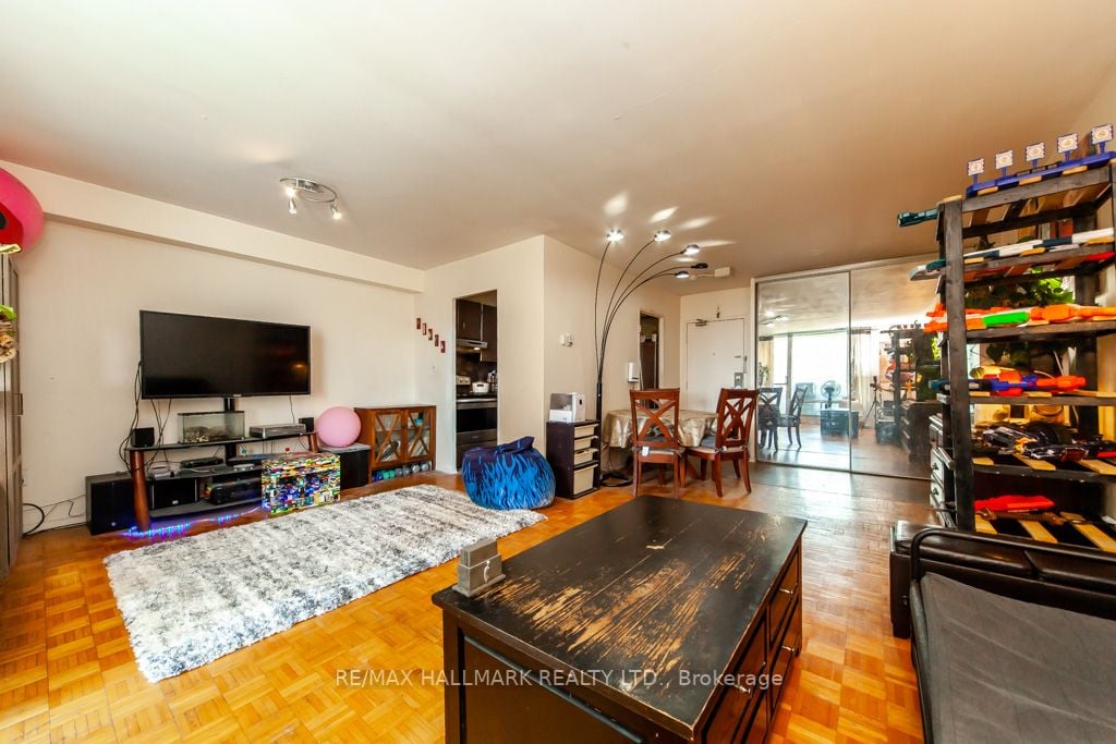 1 Massey Sq, #418
