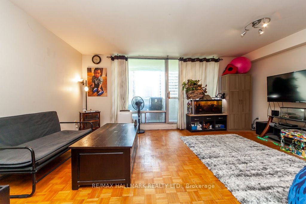 1 Massey Sq, #418