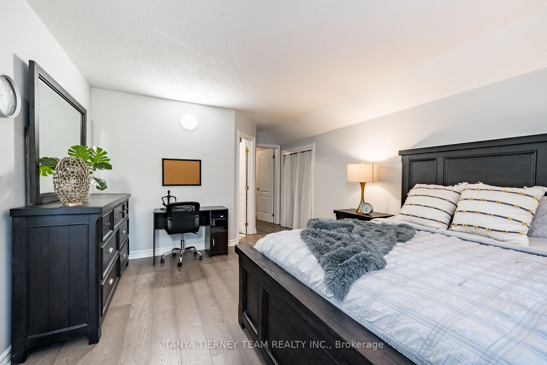 4 Woodbridge Circ