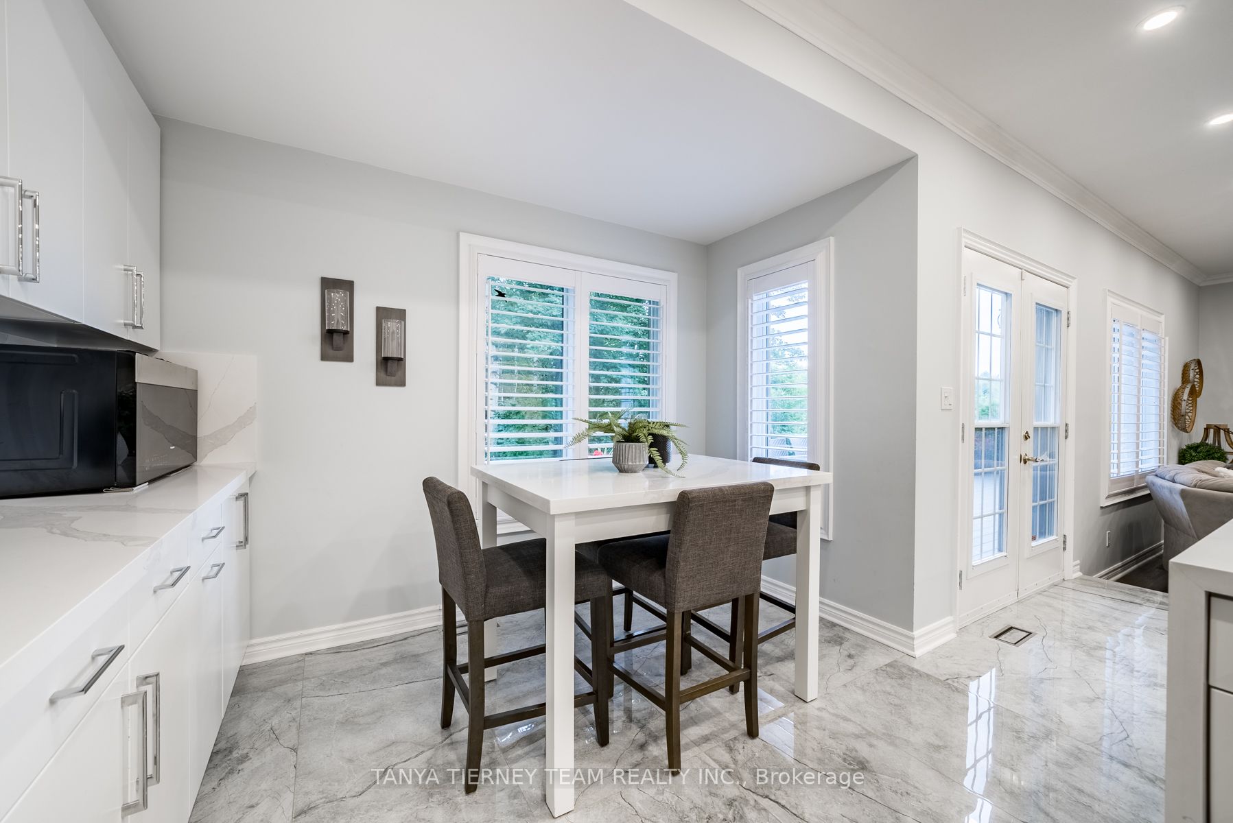 4 Woodbridge Circ