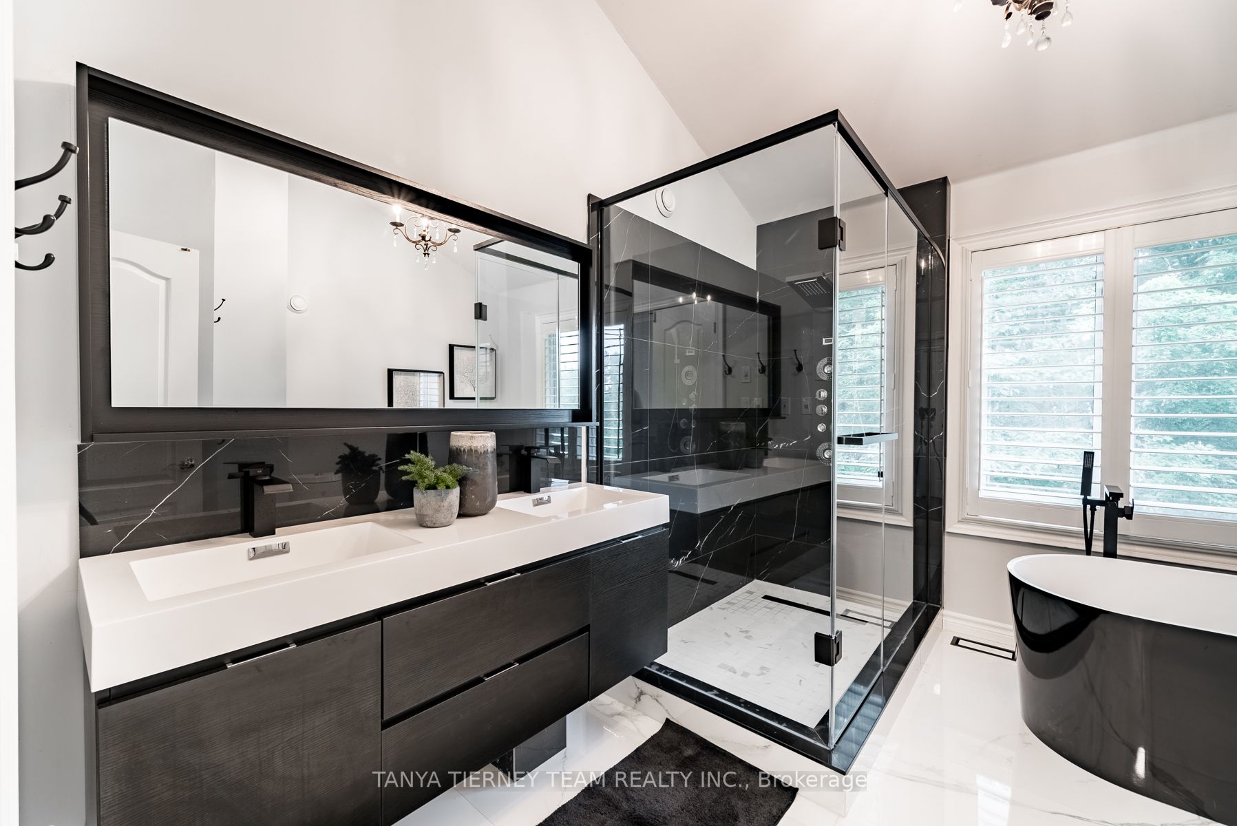 4 Woodbridge Circ