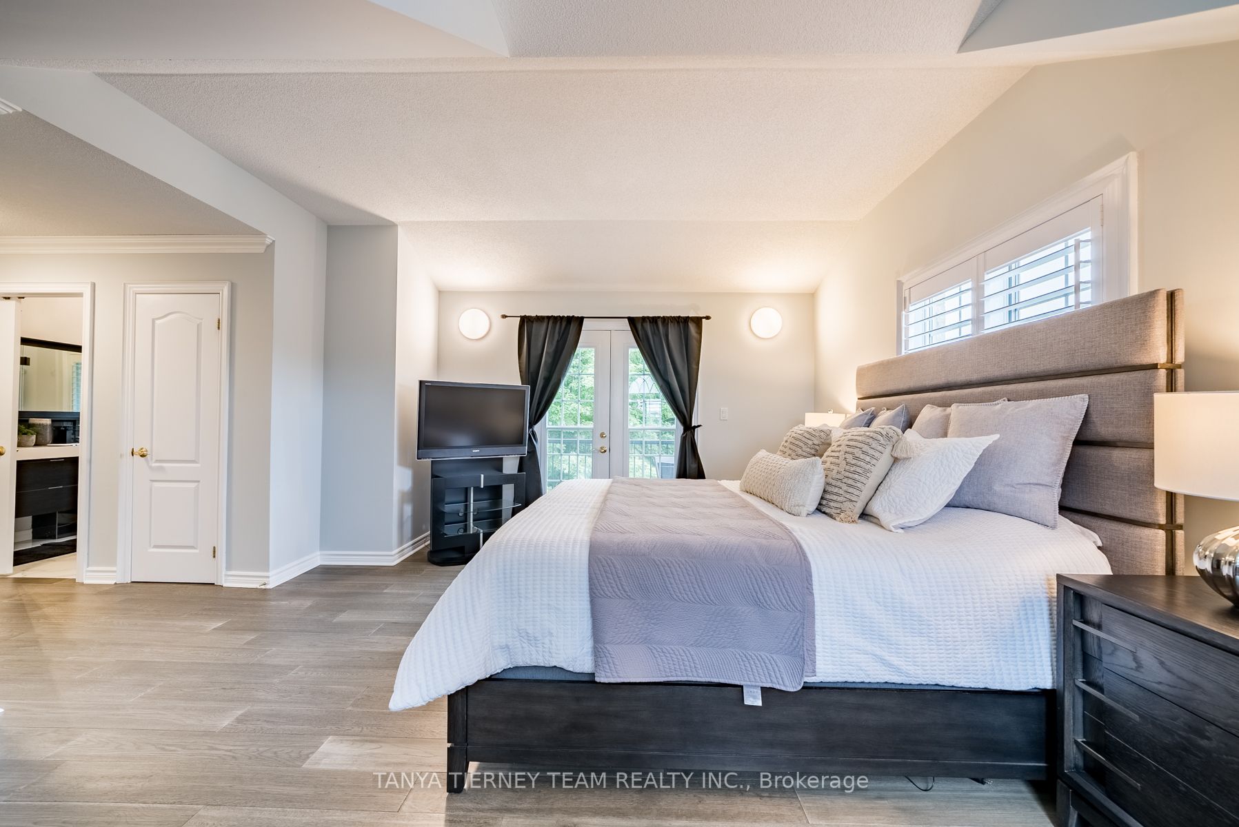 4 Woodbridge Circ