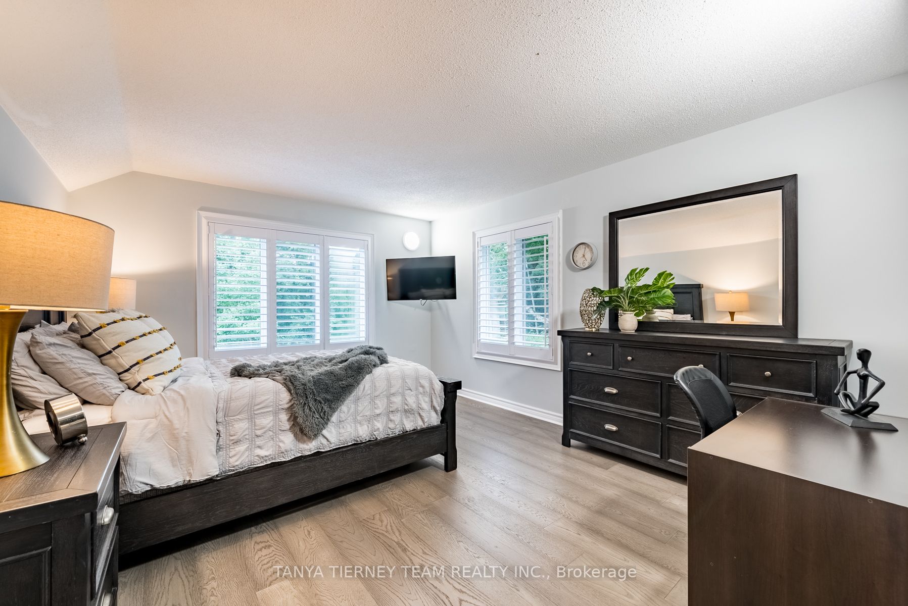 4 Woodbridge Circ