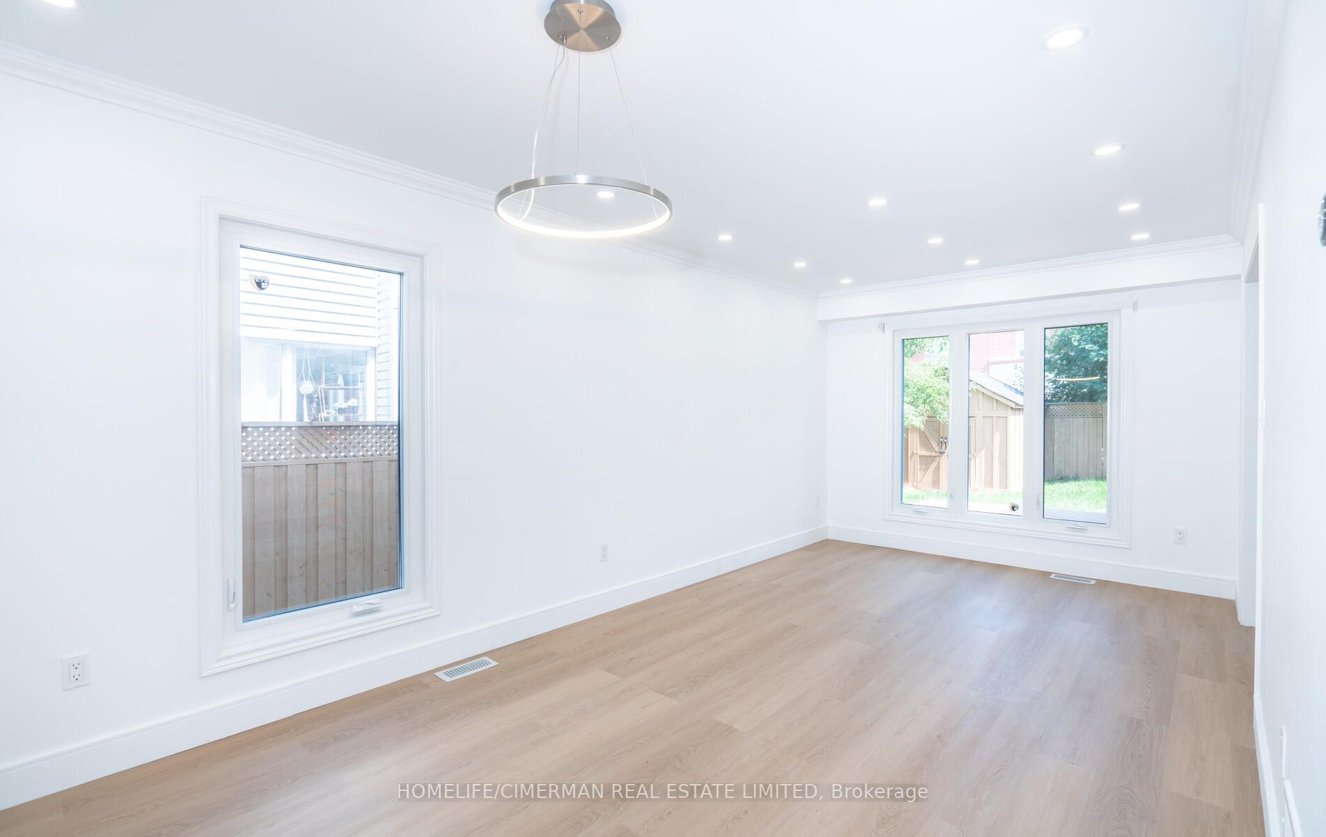 4 Brownstone Cres