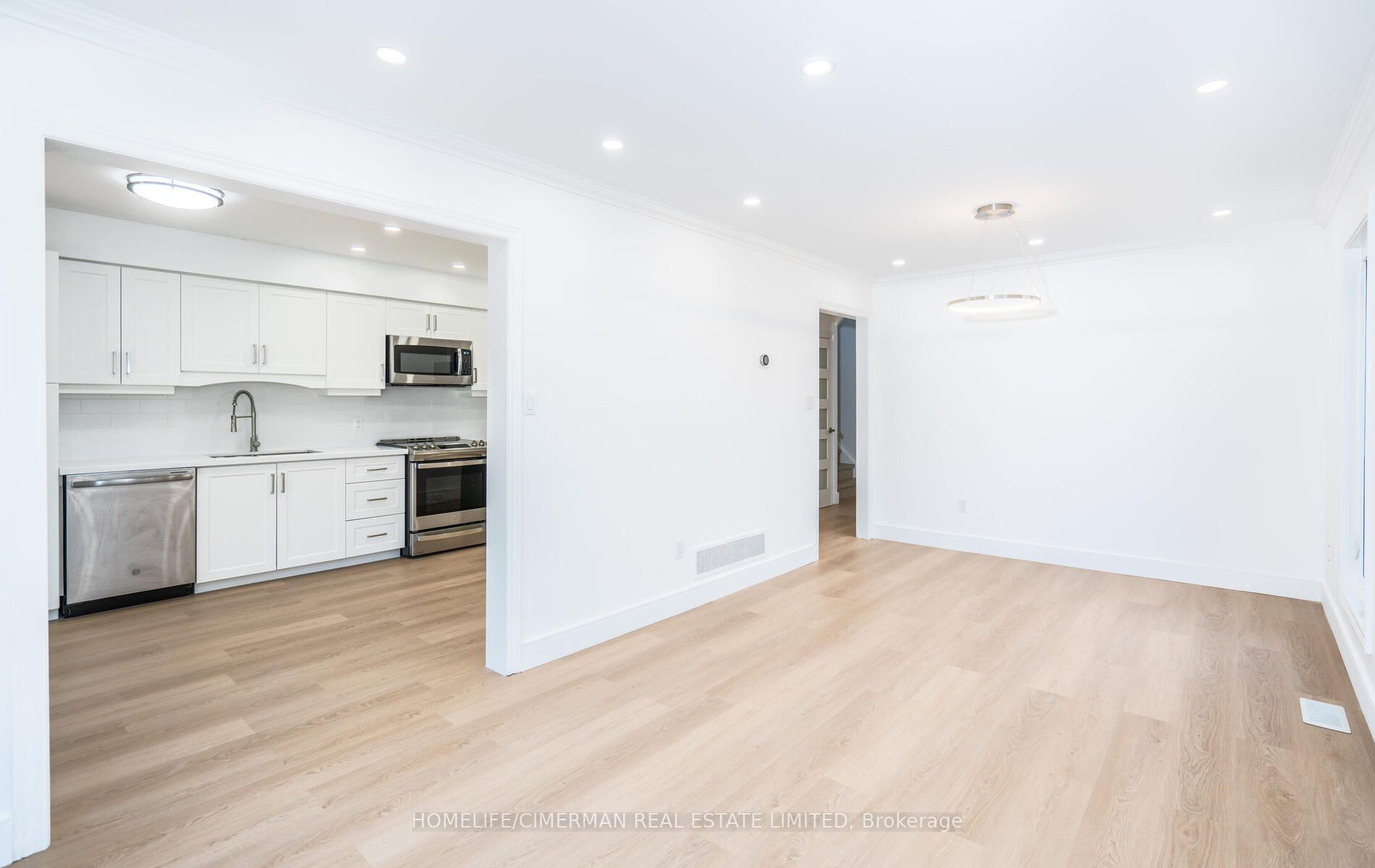 4 Brownstone Cres