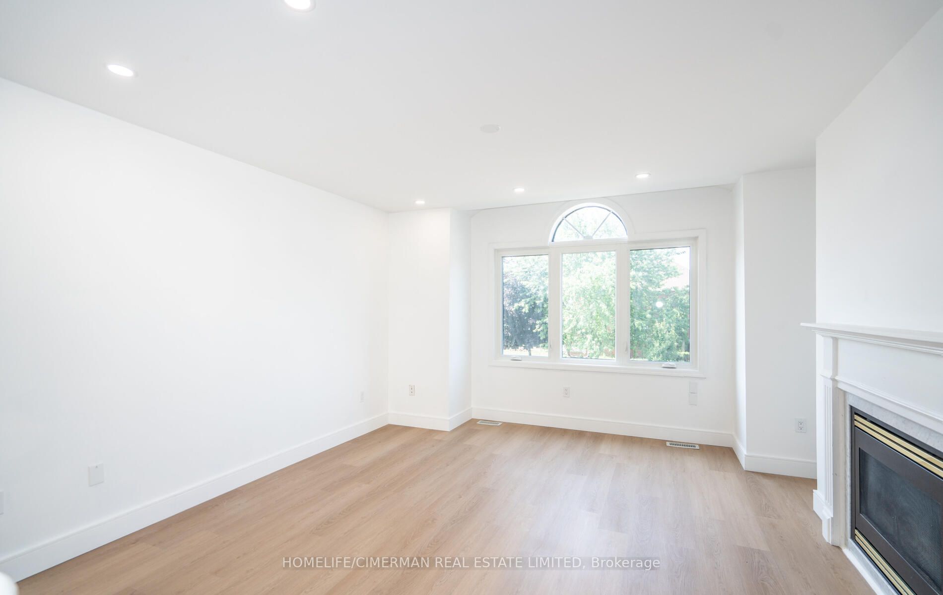4 Brownstone Cres