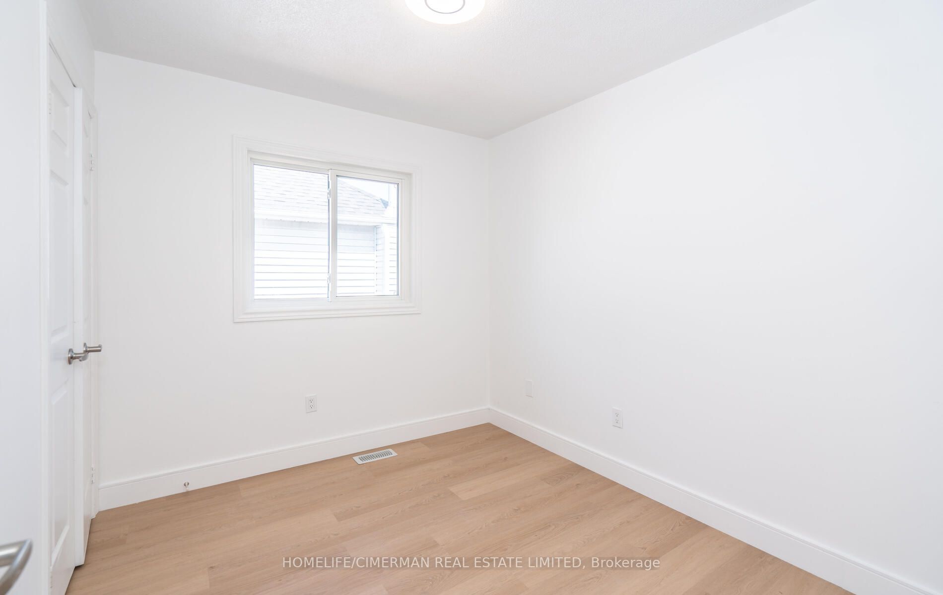 4 Brownstone Cres