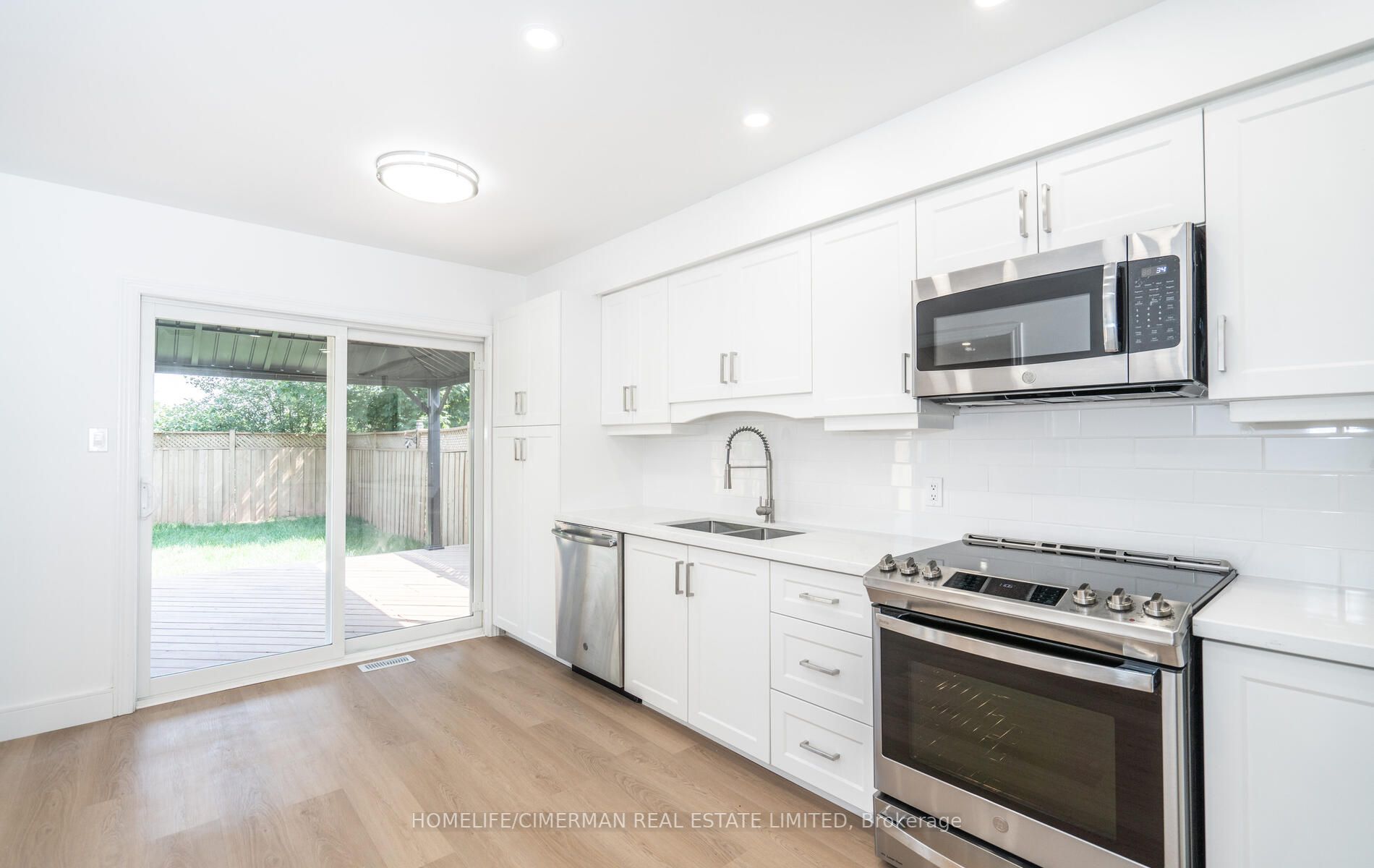 4 Brownstone Cres
