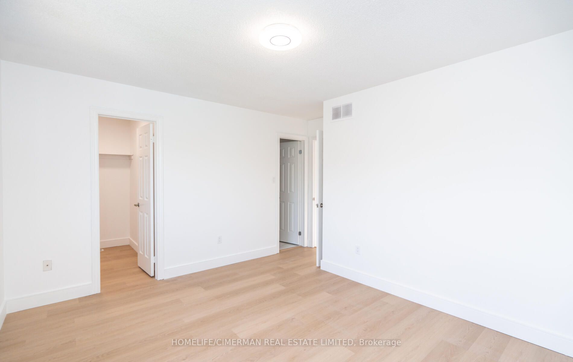 4 Brownstone Cres