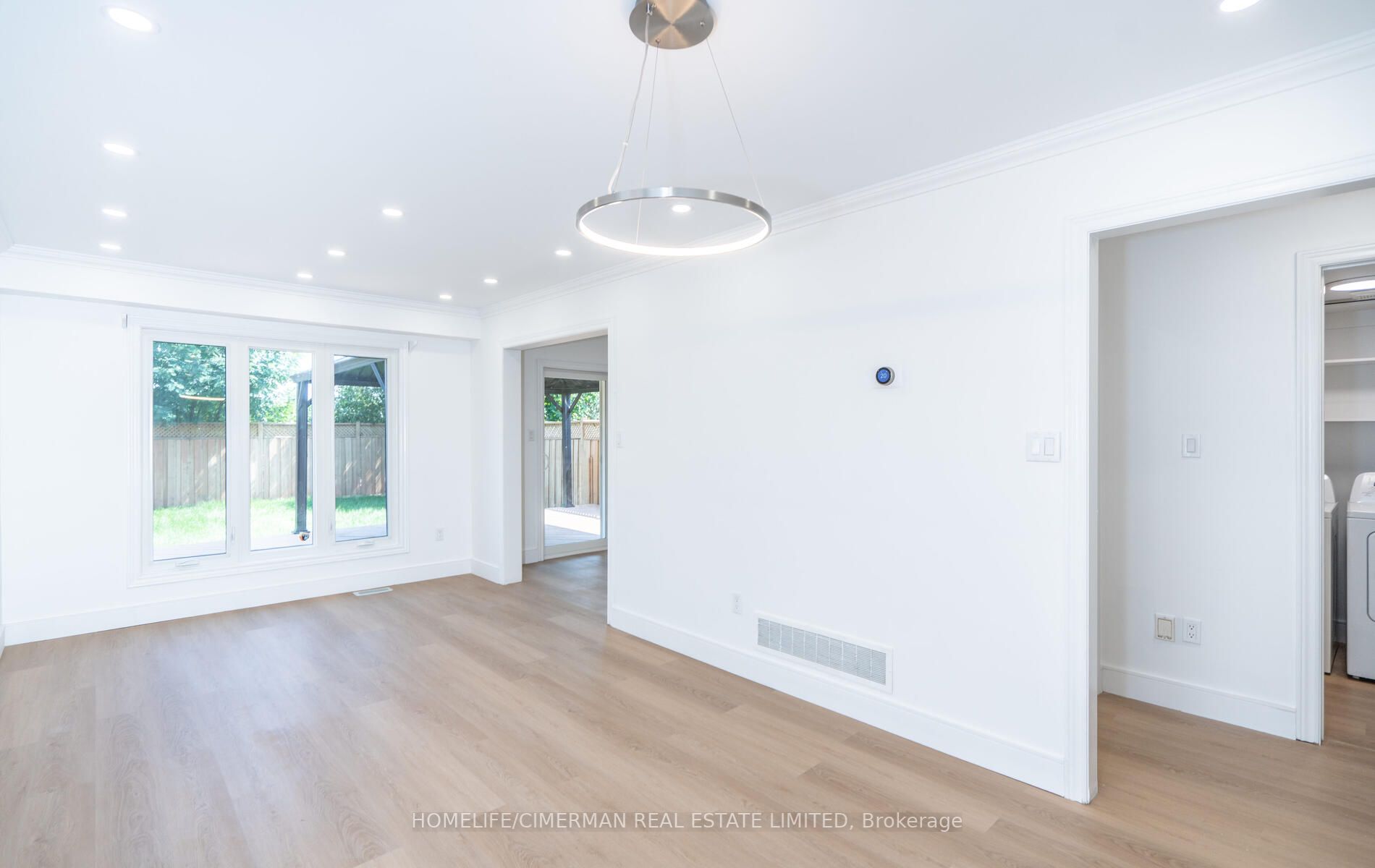 4 Brownstone Cres
