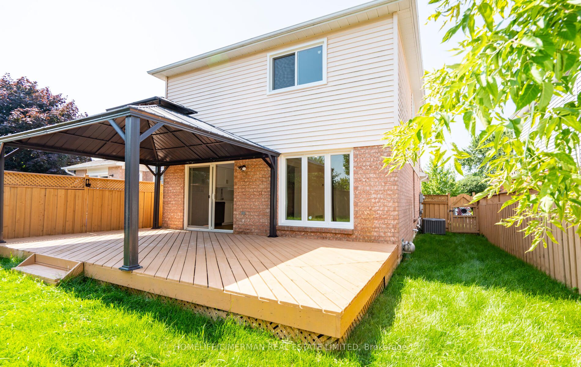 4 Brownstone Cres