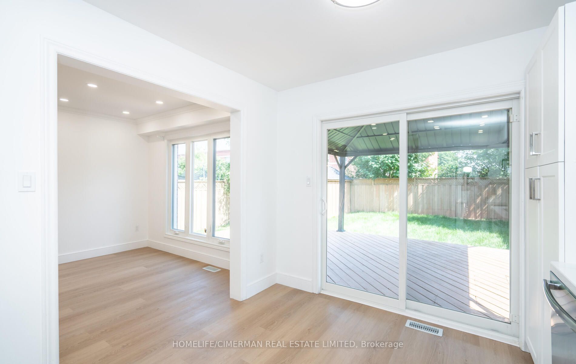 4 Brownstone Cres