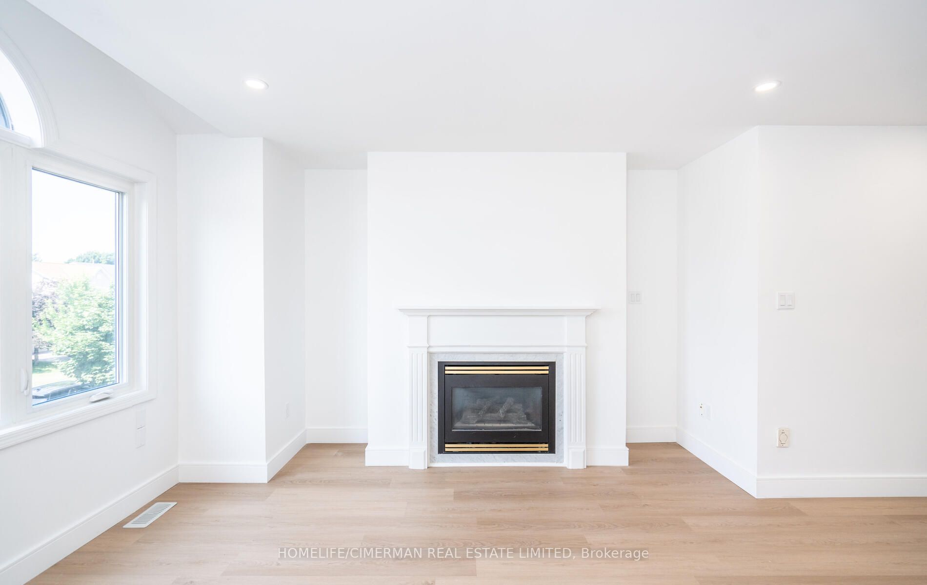 4 Brownstone Cres