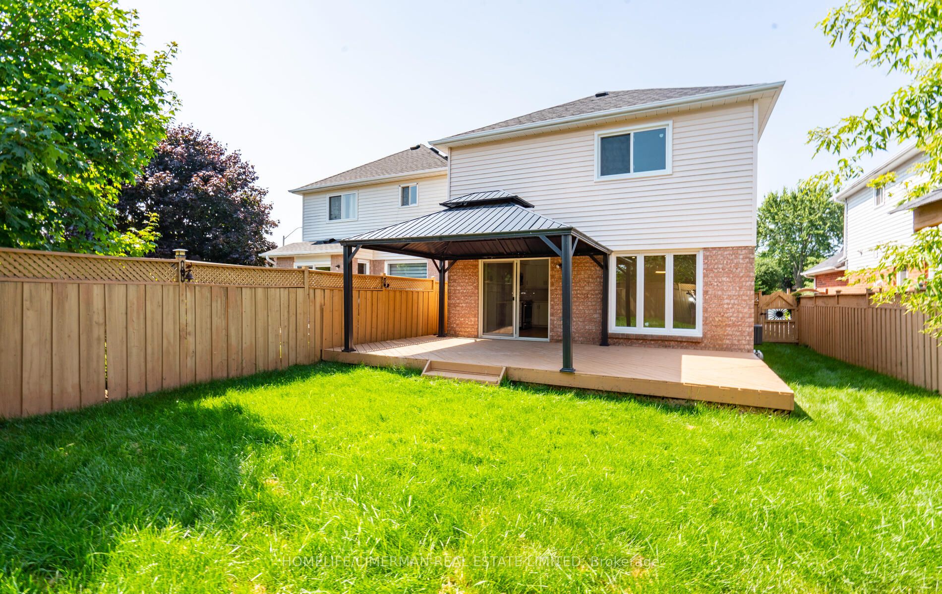 4 Brownstone Cres