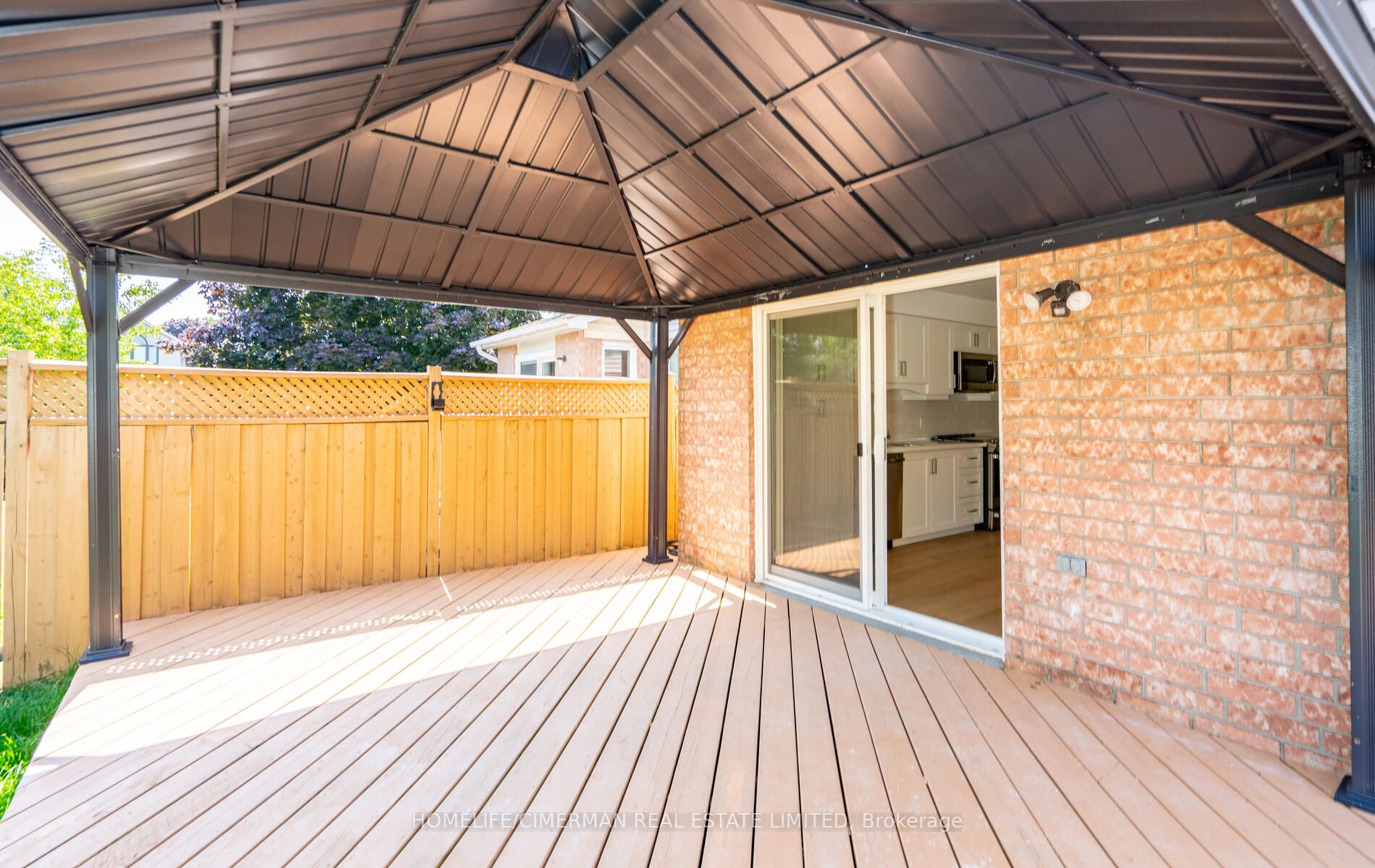 4 Brownstone Cres