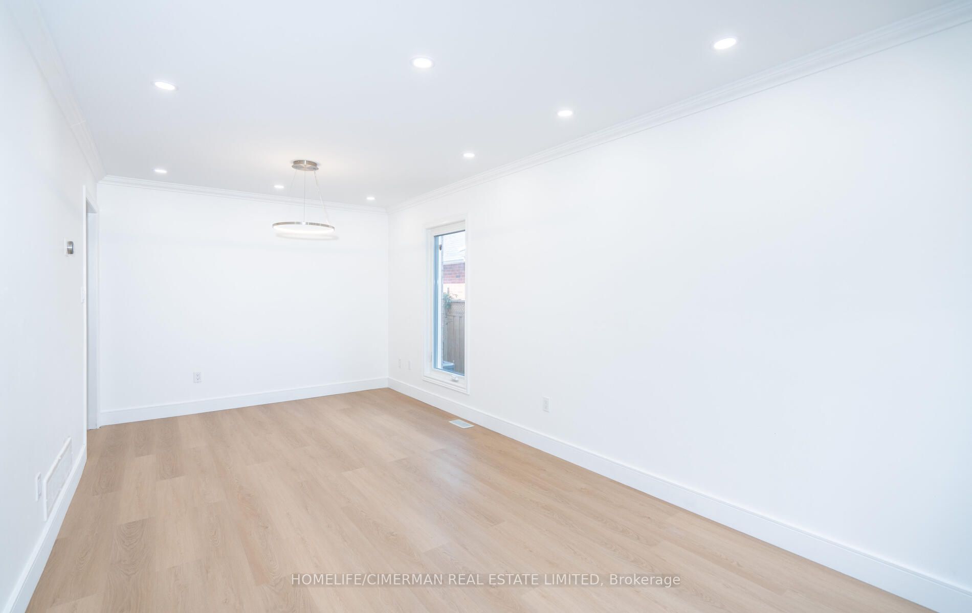 4 Brownstone Cres