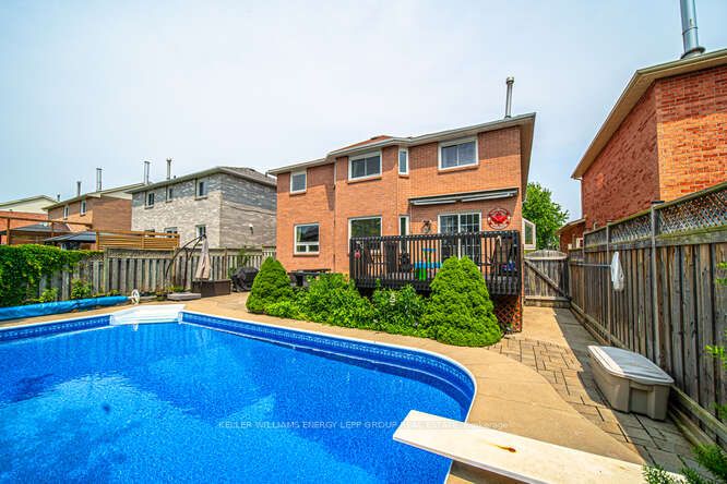936 Mount Allan Ave
