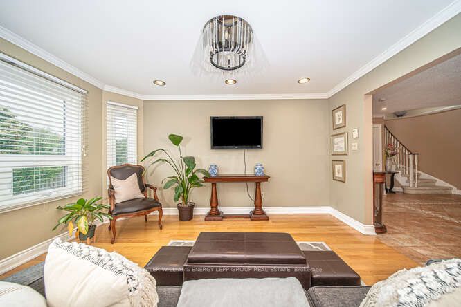 936 Mount Allan Ave