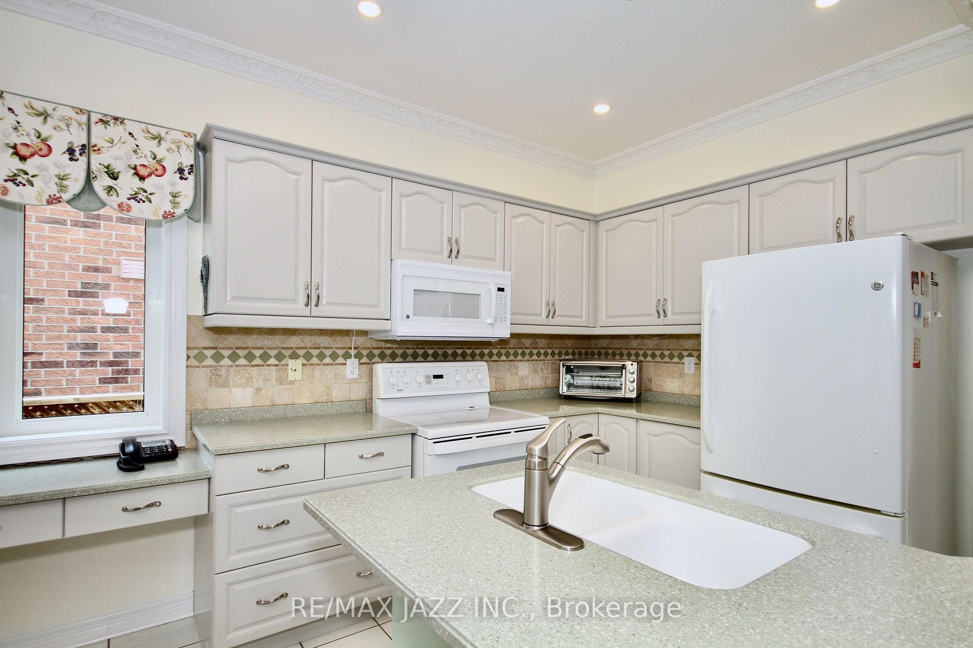 121 Whitburn St