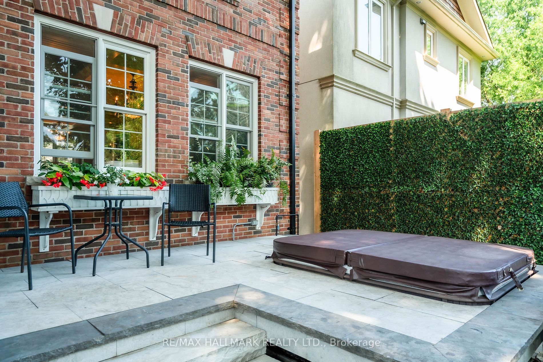 31 Red Deer Ave