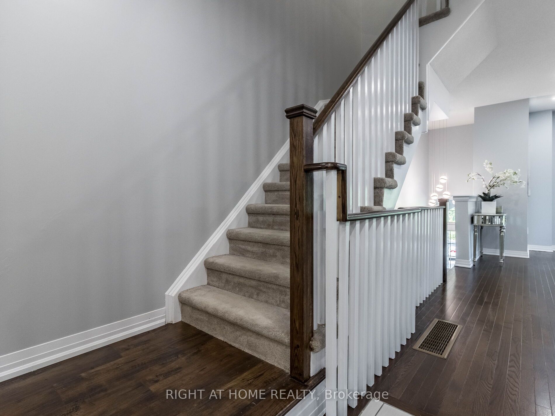 210 London Lane