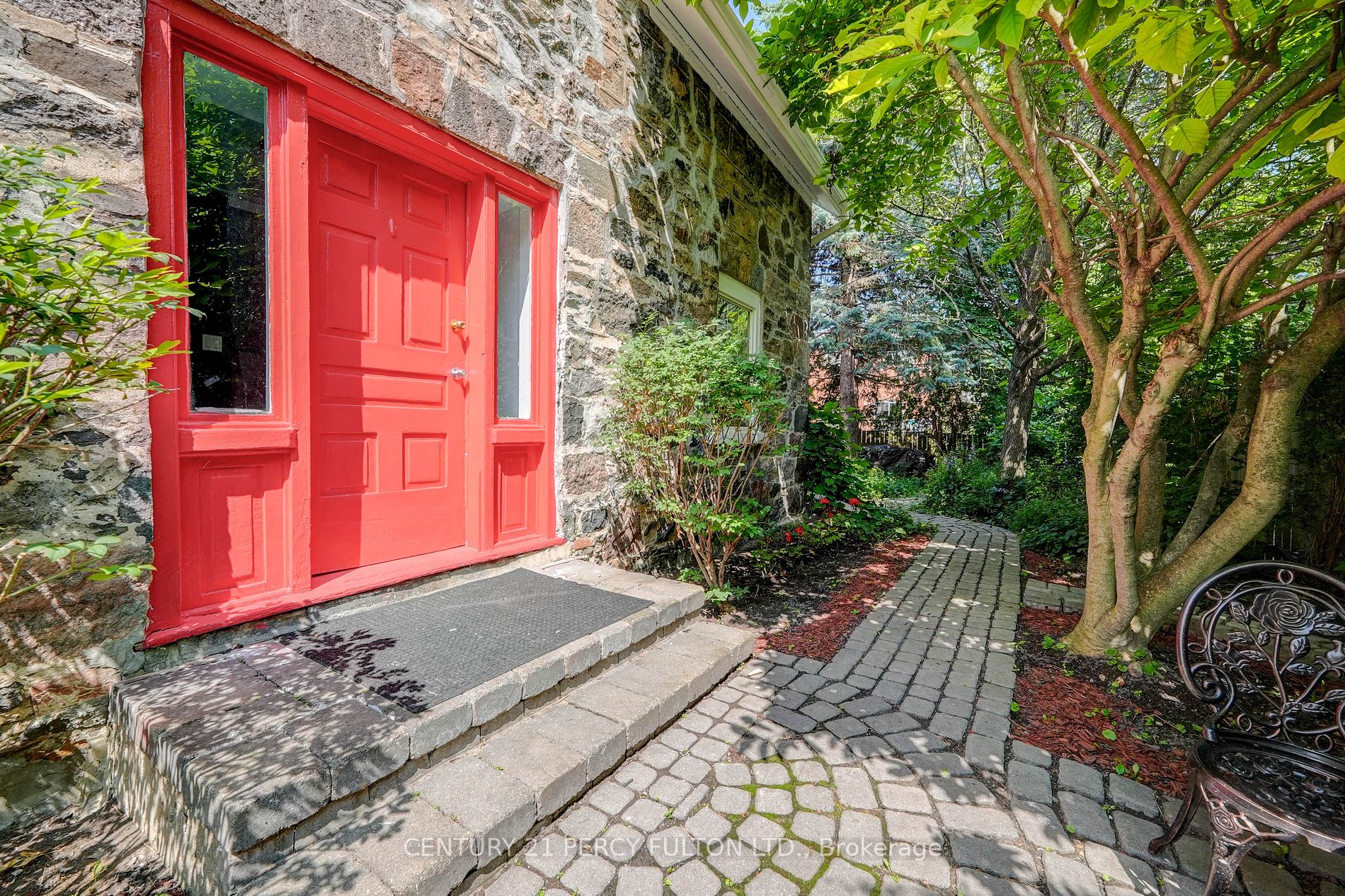 2319 Wildwood Cres