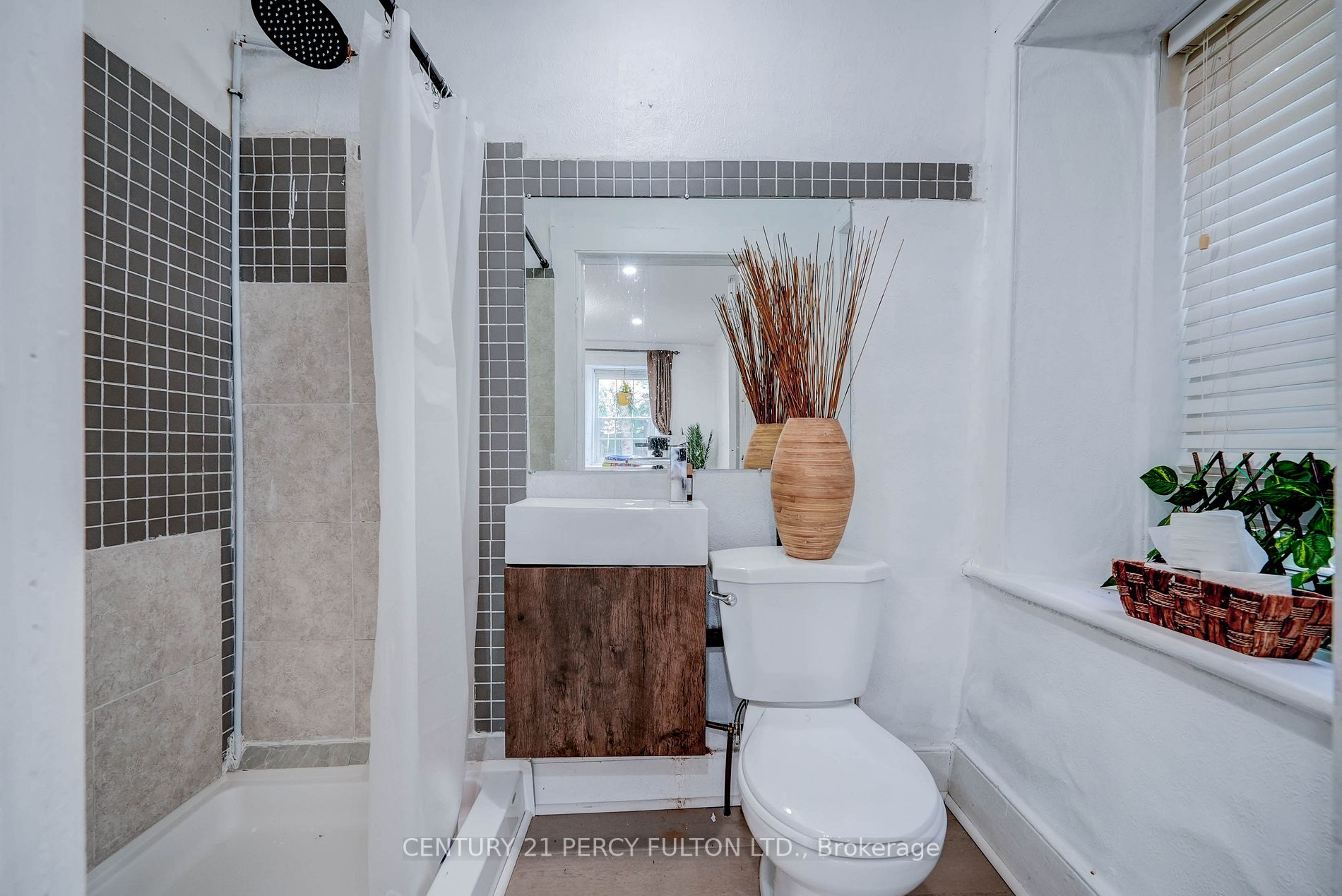 2319 Wildwood Cres