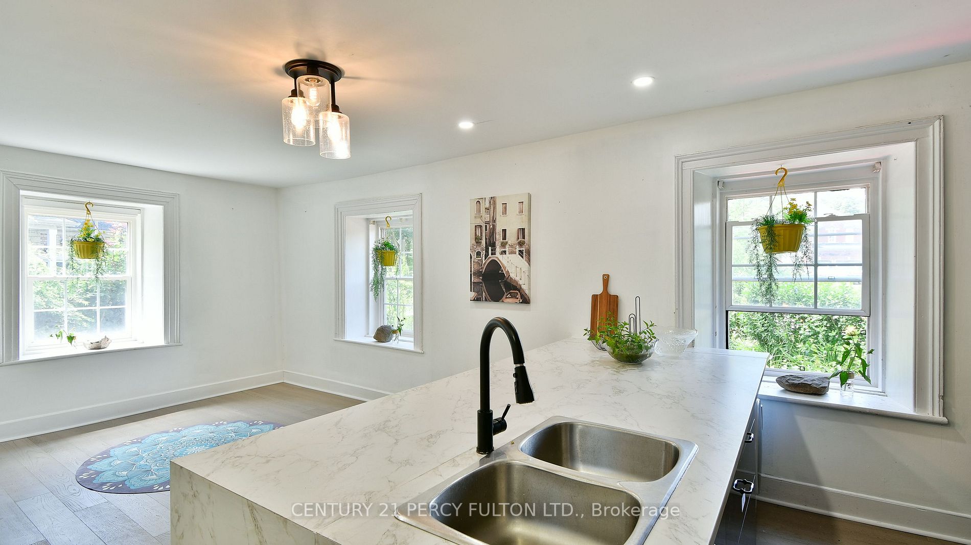 2319 Wildwood Cres