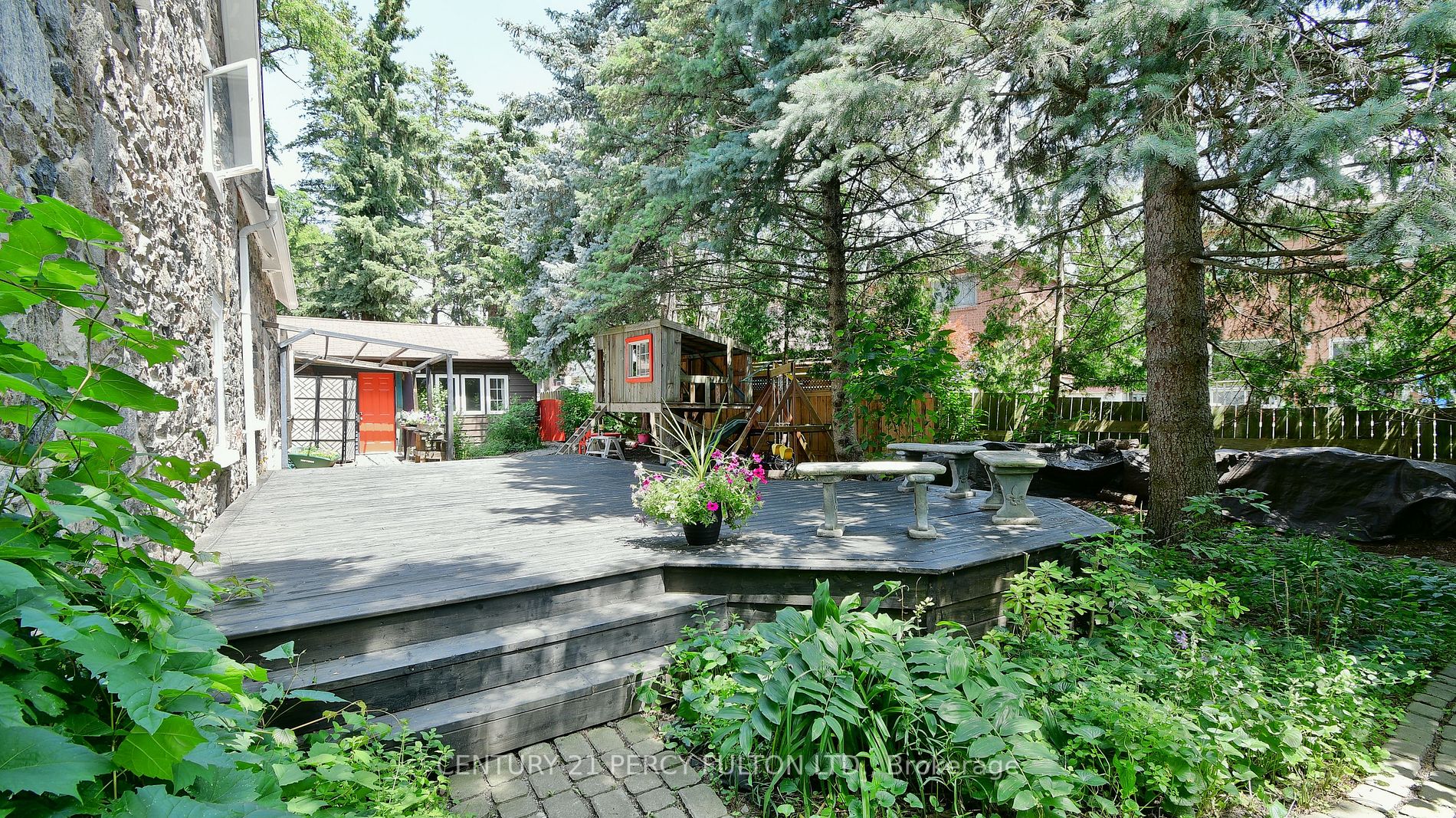 2319 Wildwood Cres