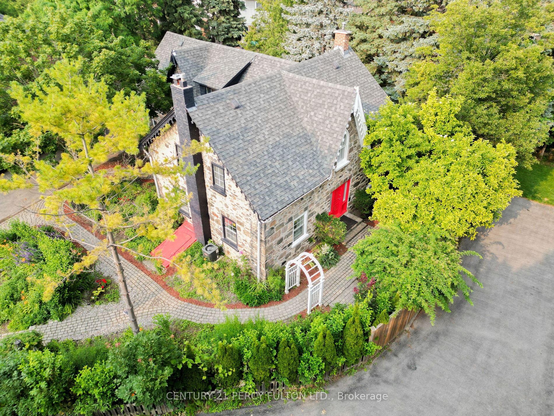 2319 Wildwood Cres