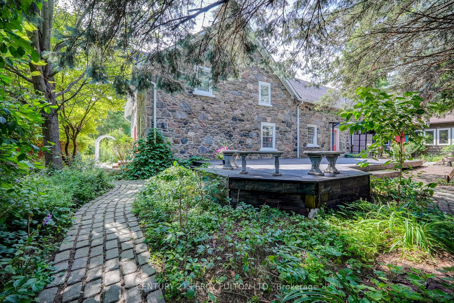 2319 Wildwood Cres