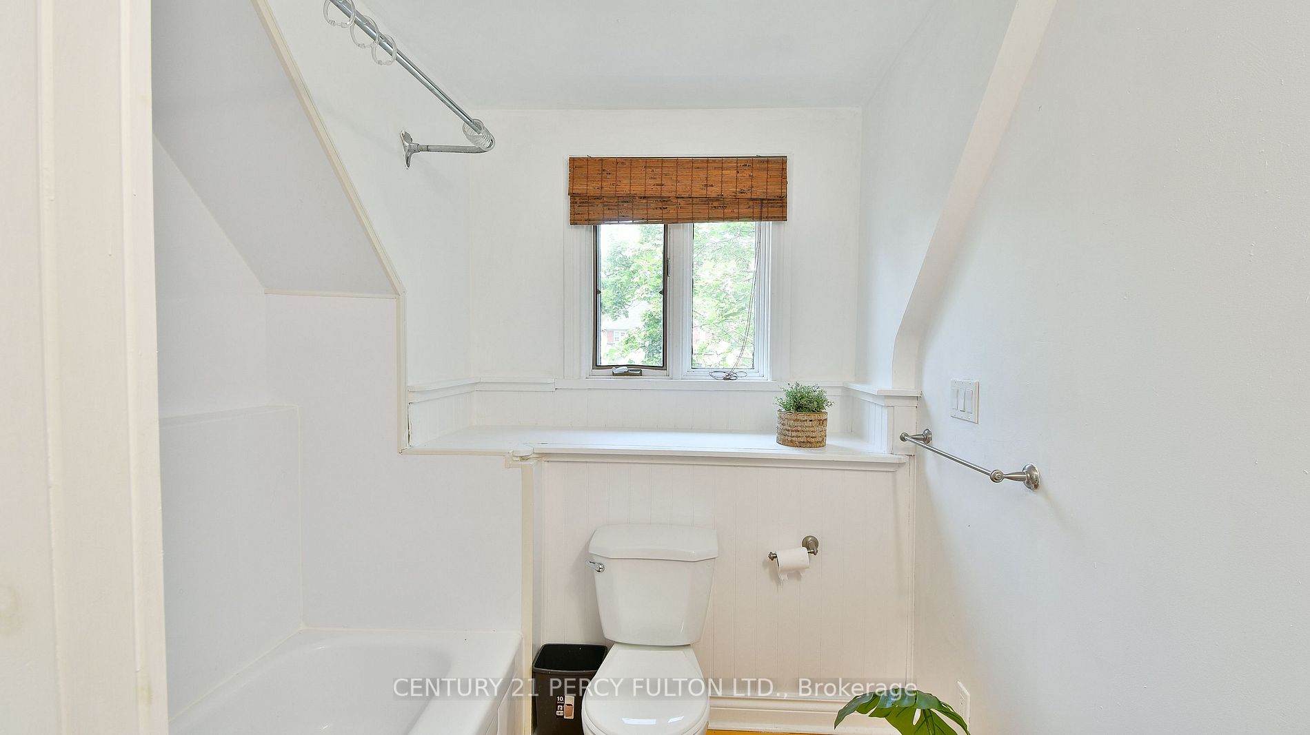 2319 Wildwood Cres