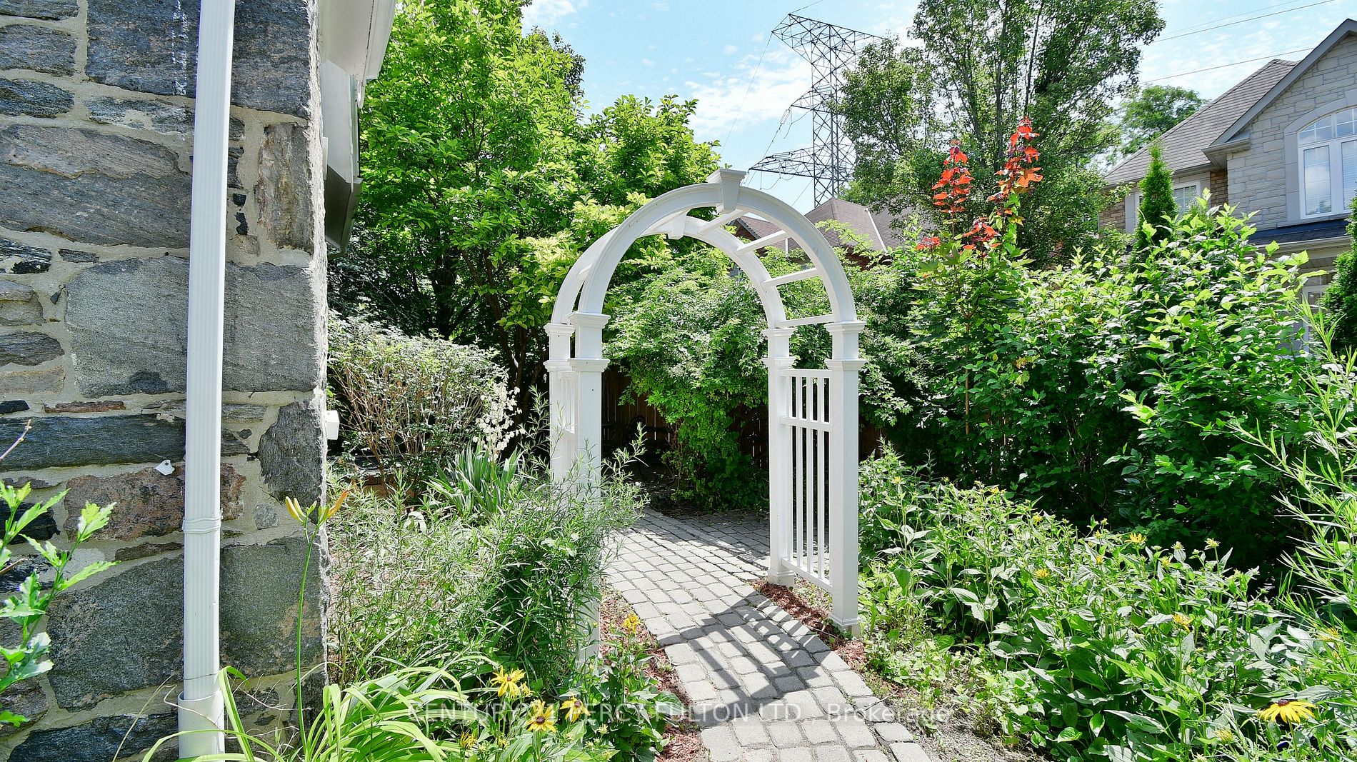 2319 Wildwood Cres