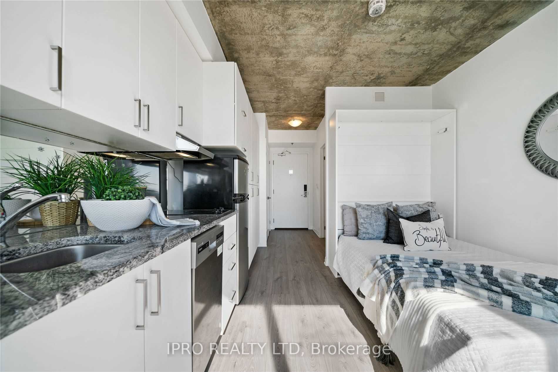 1900 Simcoe Street N, #815