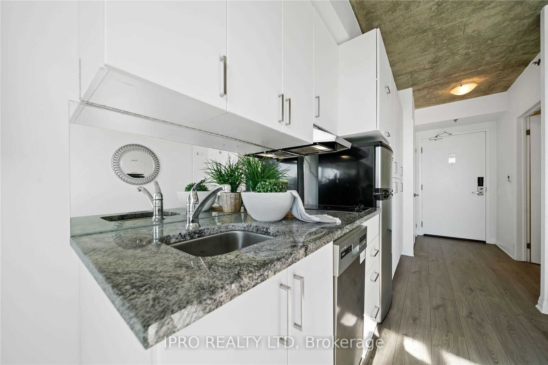 1900 Simcoe Street N, #815