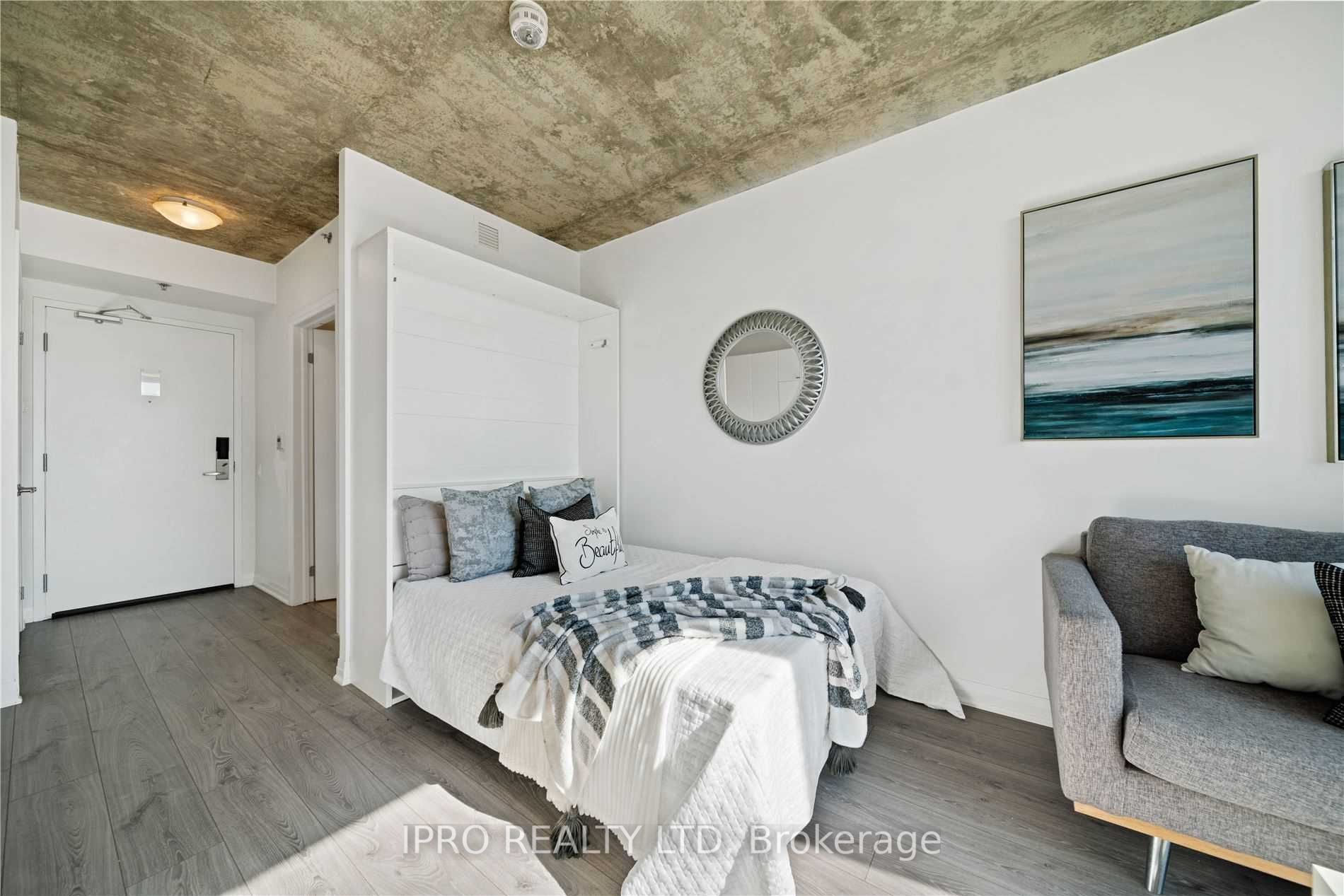 1900 Simcoe Street N, #815