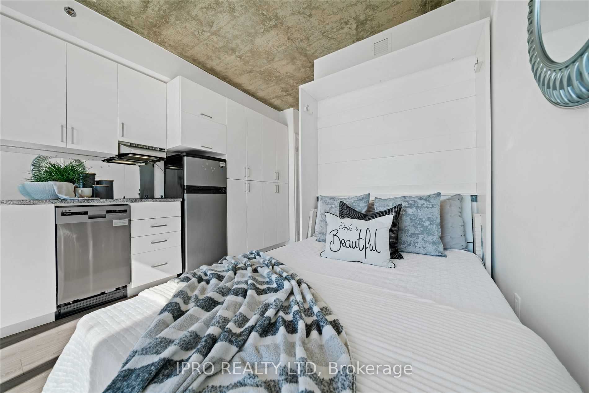1900 Simcoe Street N, #815