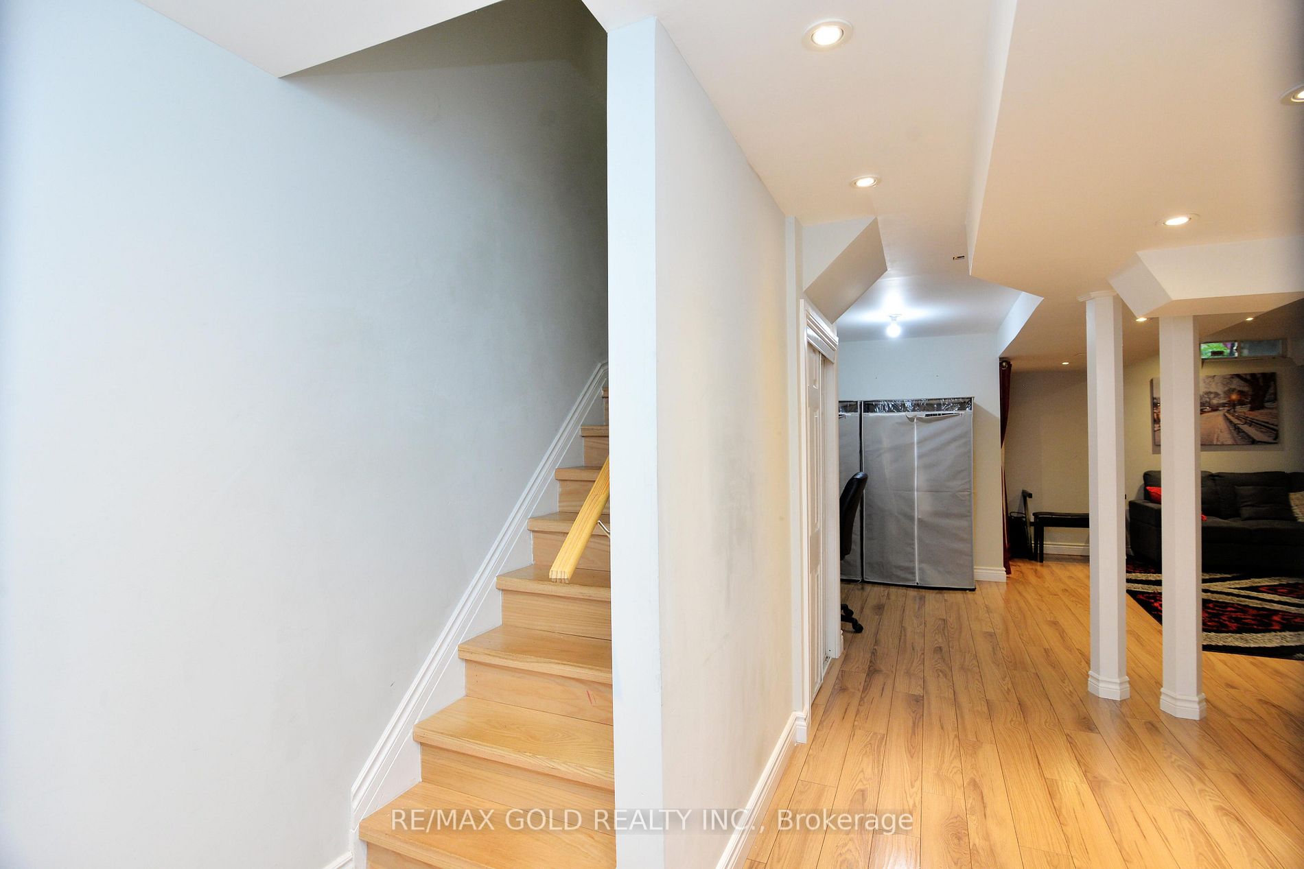 111 Whitefoot Cres