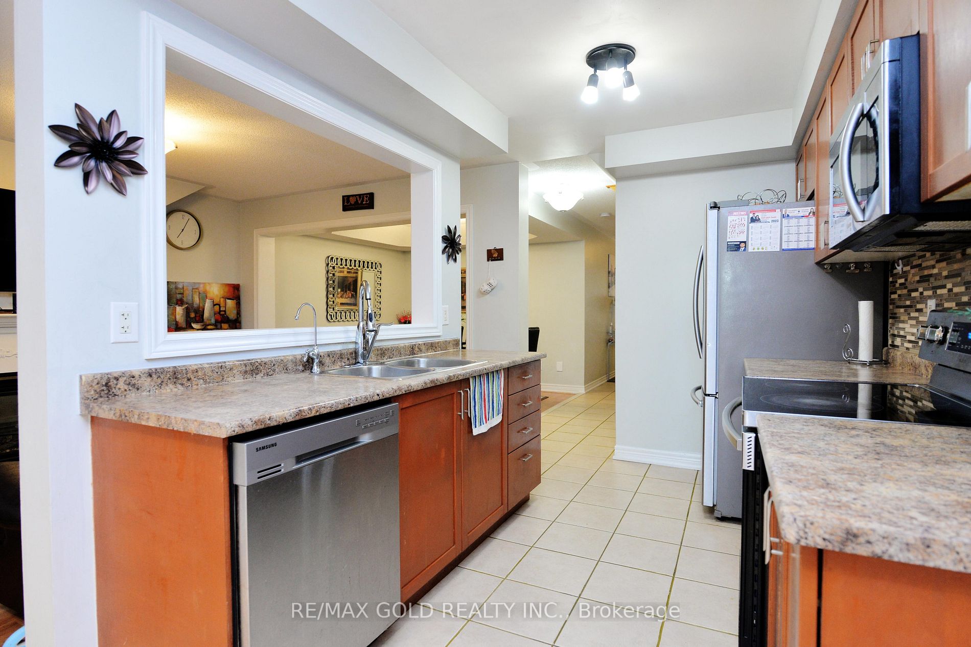 111 Whitefoot Cres