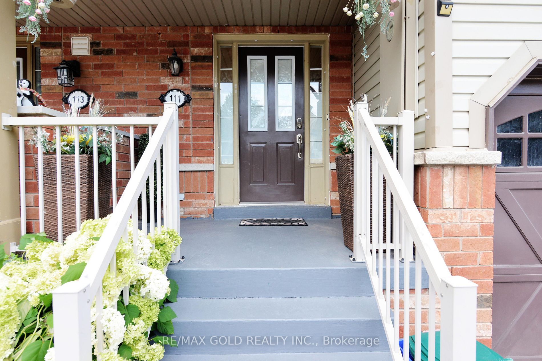 111 Whitefoot Cres
