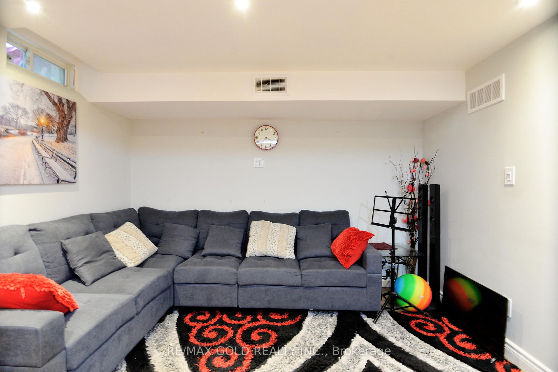 111 Whitefoot Cres