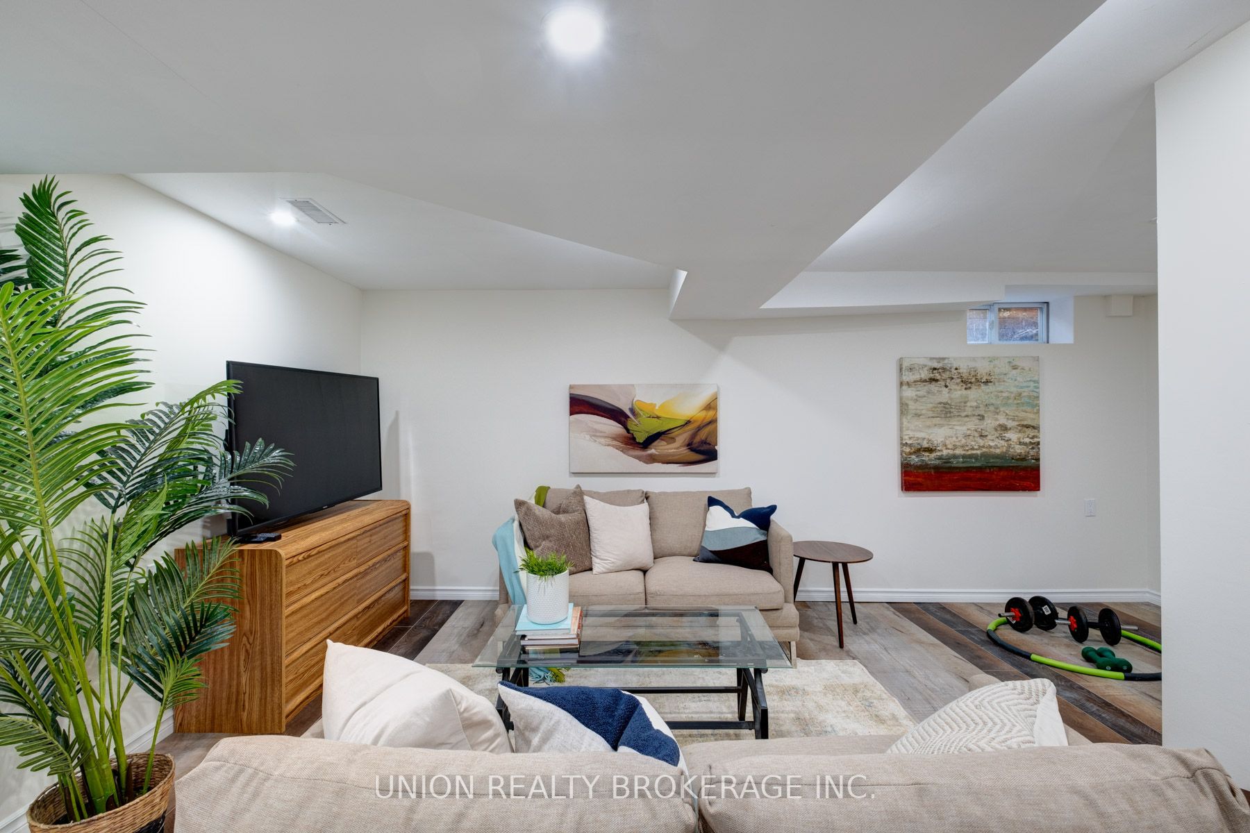 64 Dunstall Cres