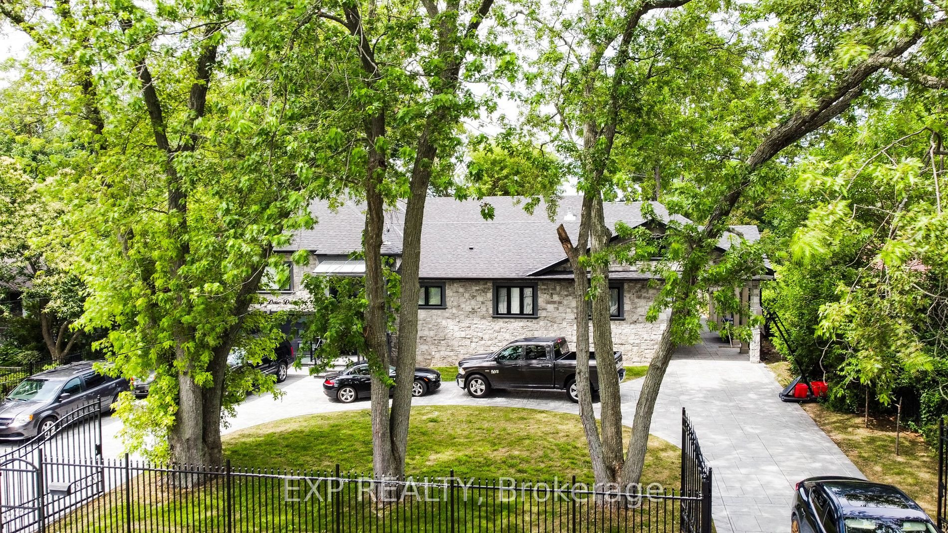 86 Deep Dene Dr S