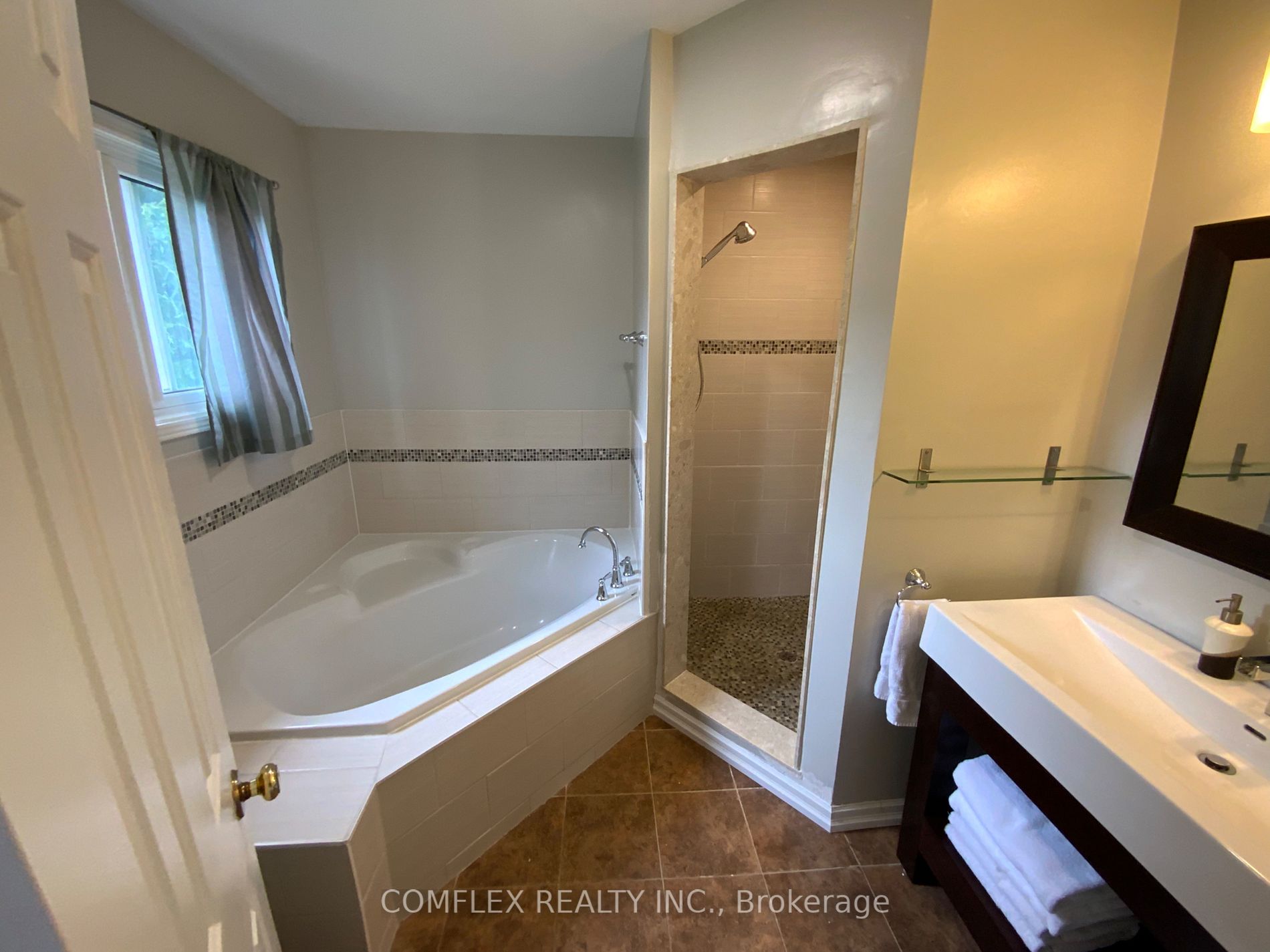 211 Bassett Blvd