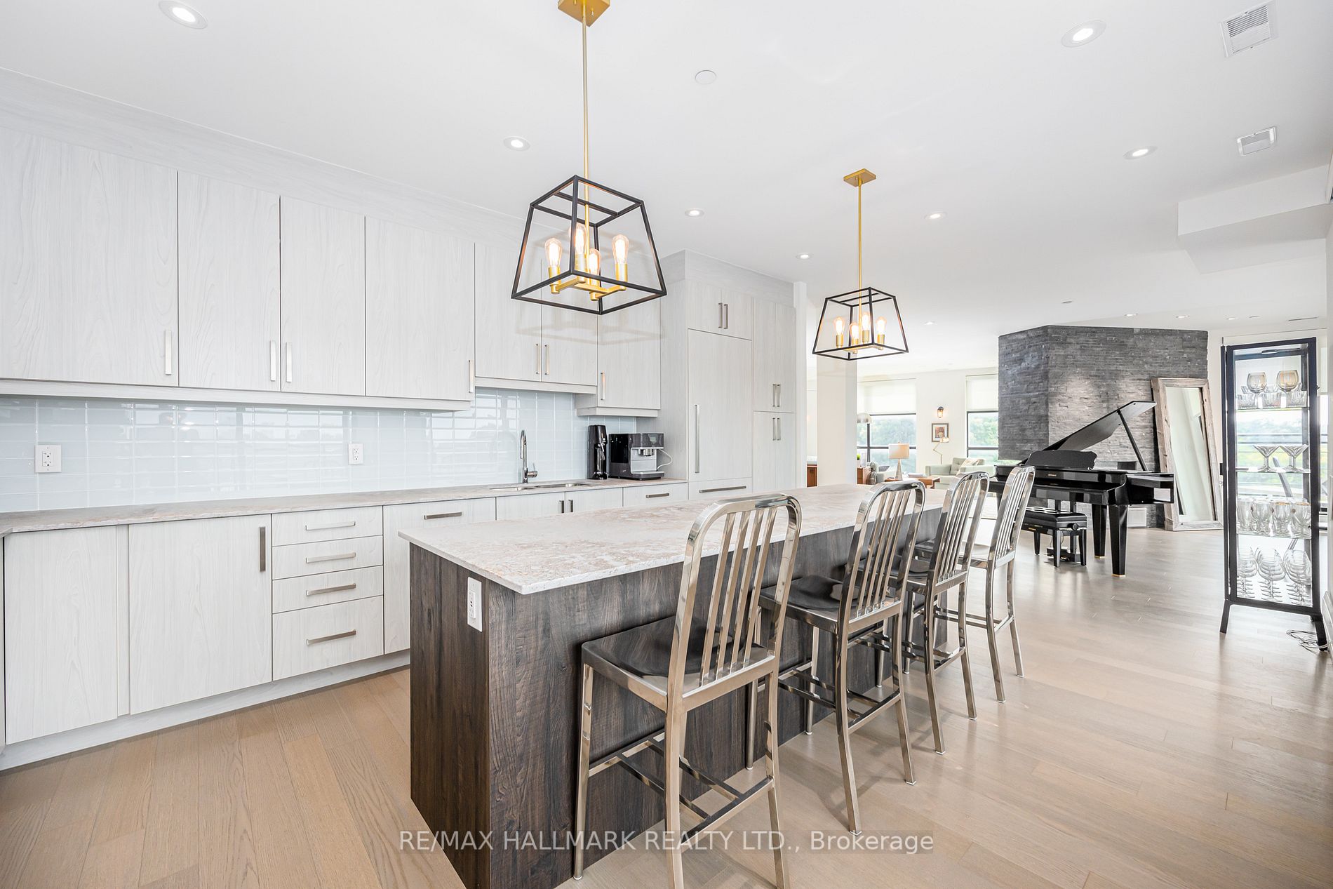 365 Beech Ave, #401
